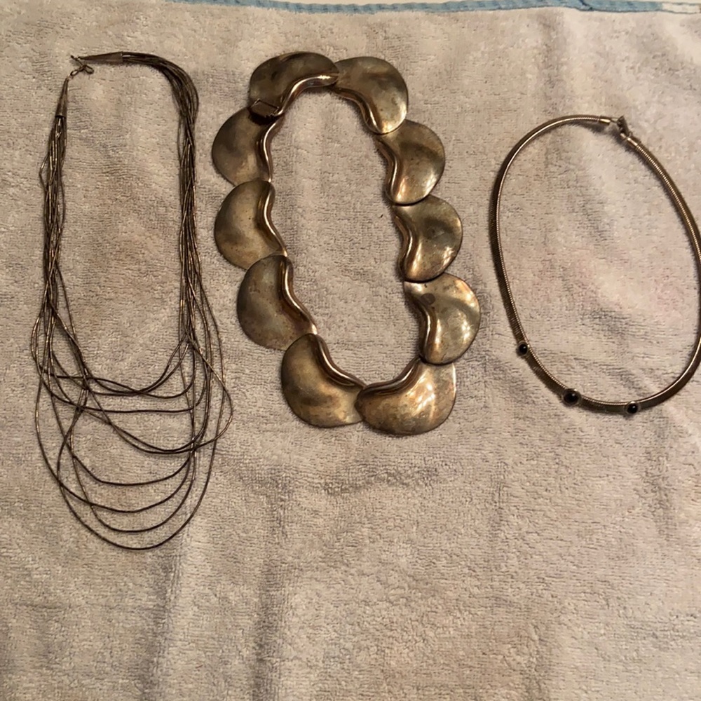 Jewelry lot #10 - Silver Toned Necklaces